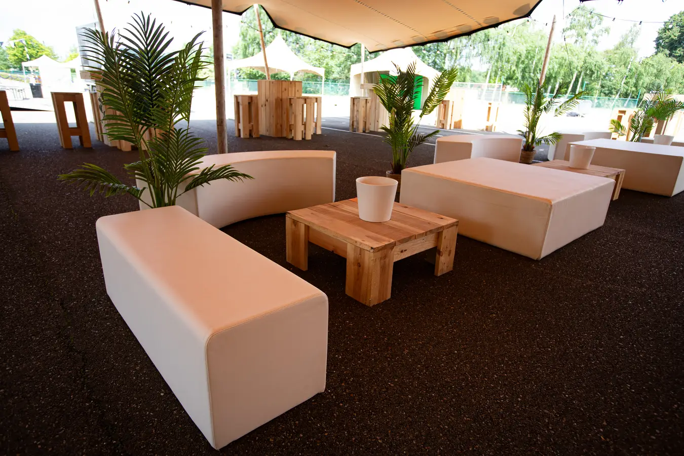 Houten bijzettafel huren