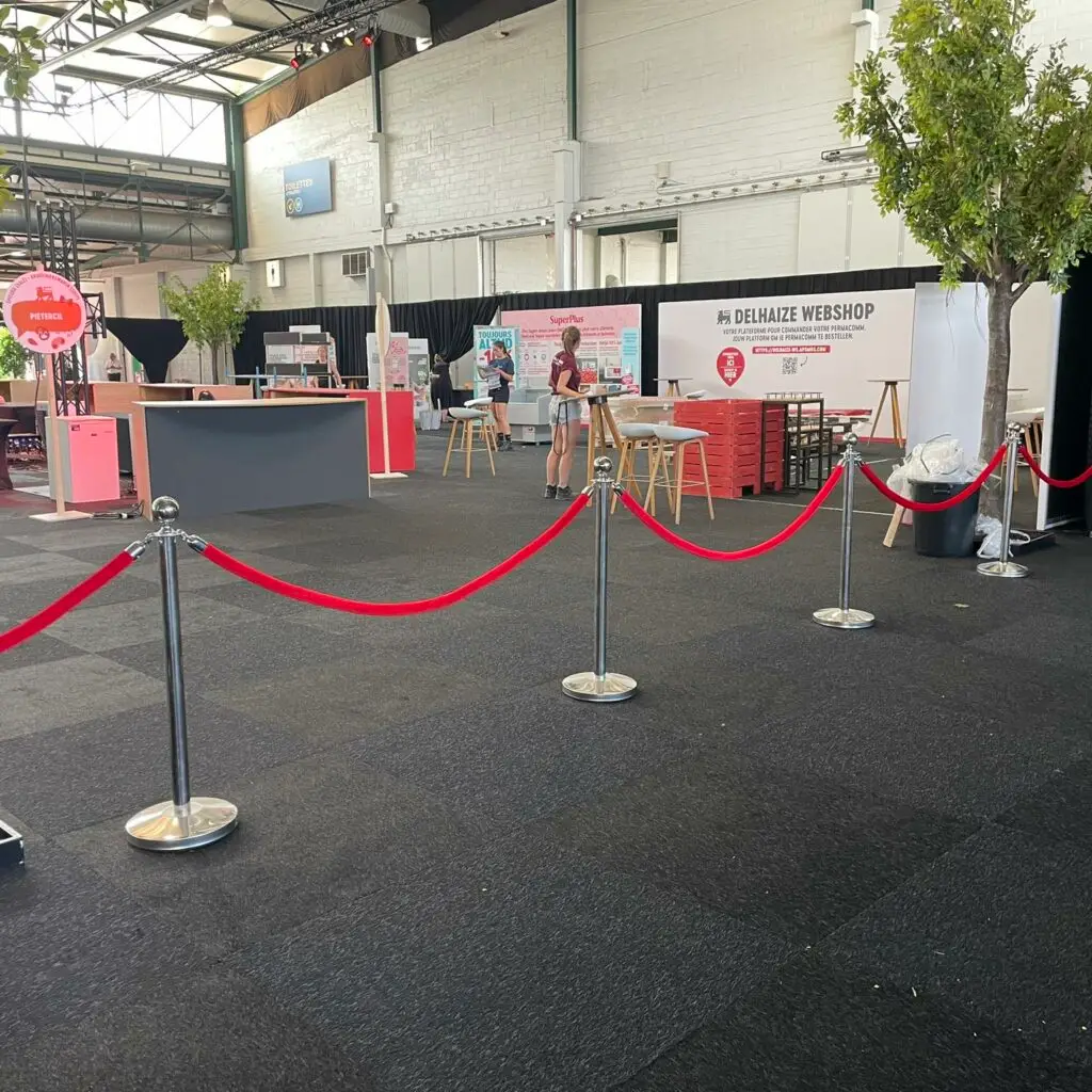 Chrome afzetpaal met rood lint huren