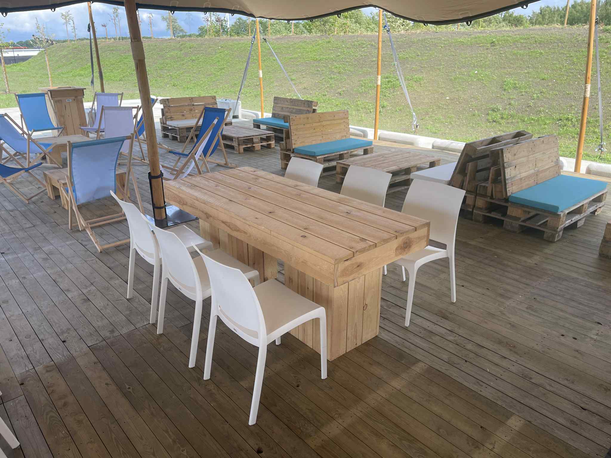 Korte natuurhouten dinertafel huren