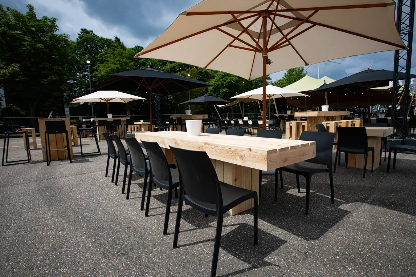 Lage natuurhouten tafel huren